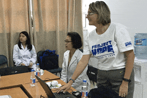 Volunteer expert in palliative care trains nurses in China