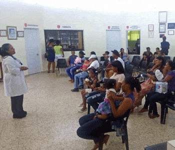 OB-GYN doctor talks to Dominican Republican parents
