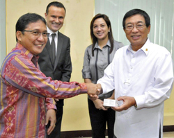 Project HOPE’s Philippine Country Representative Dr. Nasaruddin Sheldon in a ceremonial turnover of the vaccines against pneumonia to DOH Secretary Hon. Enrique T. Ona. Witnessing the event were MSD’s Jacques Cholat, Vice President for Regional Marketing of Global Commercial Vaccines and DOH Undersecretary Janette Garin.