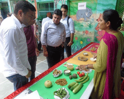A Project HOPE trainer encourages healthy eating in Sonipat, India