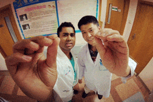 Doctor and scholarship recipient volunteers at Shanghai hospital