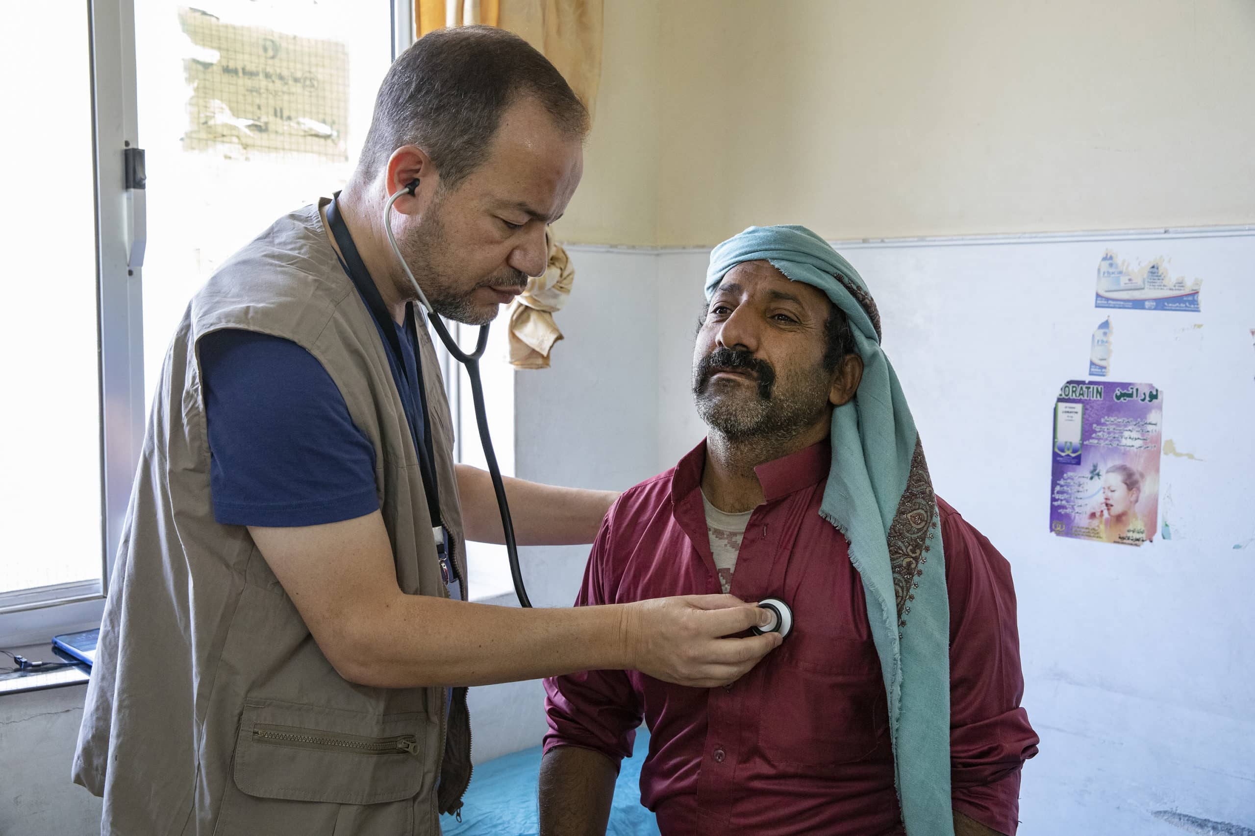 MedGlobal doctor examining a patient in Yemen.